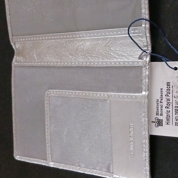 Silver Leathe passport and card holder fit for QUEEN enbossed 90's - Picture 3 of 6